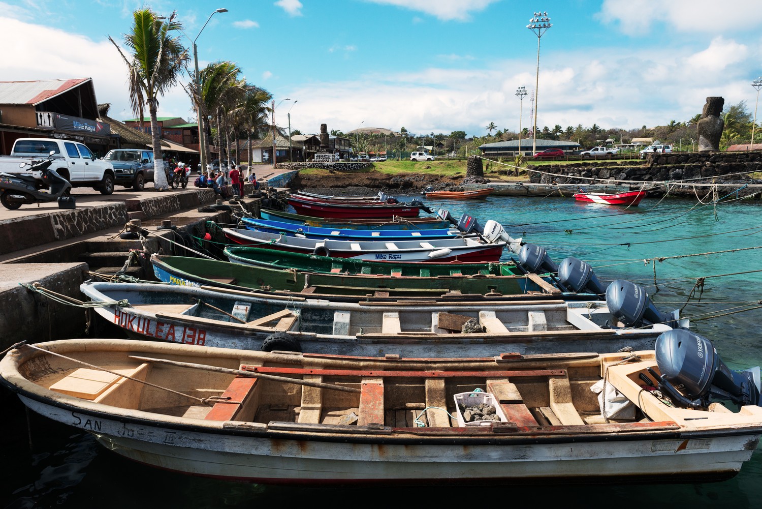 Coloridos botes en el puerto de Isla de Pascua